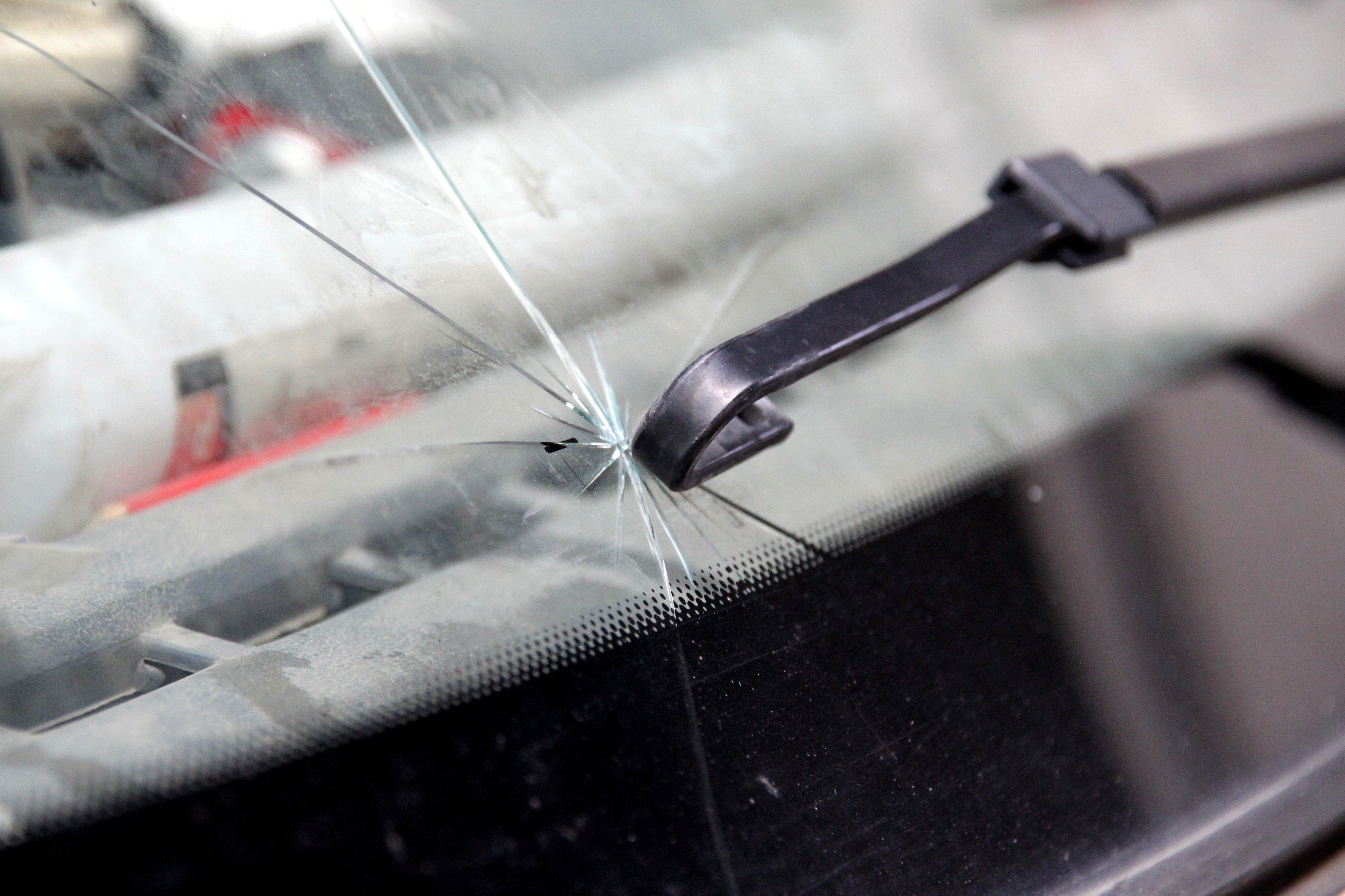 Voorruit stuk tijden vervangen ruitenwisser. Autoglas Grimm helpt je wel verder.